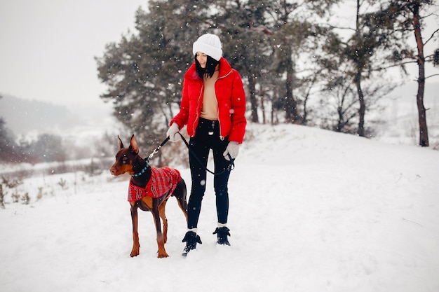 Ragazza in un parco di inverno