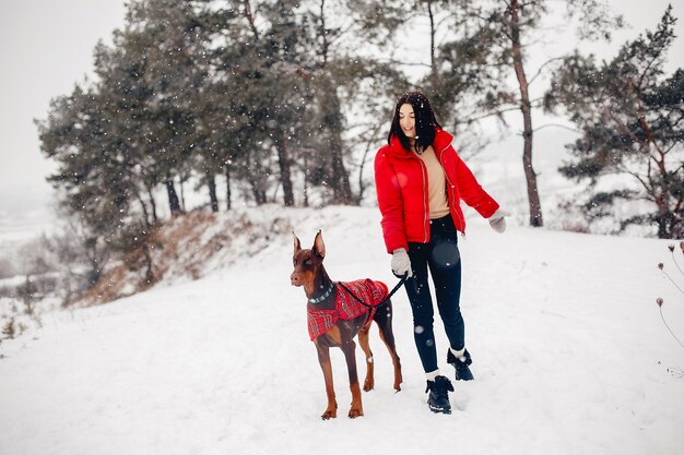 Ragazza in un parco di inverno