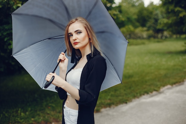 Ragazza in un parco