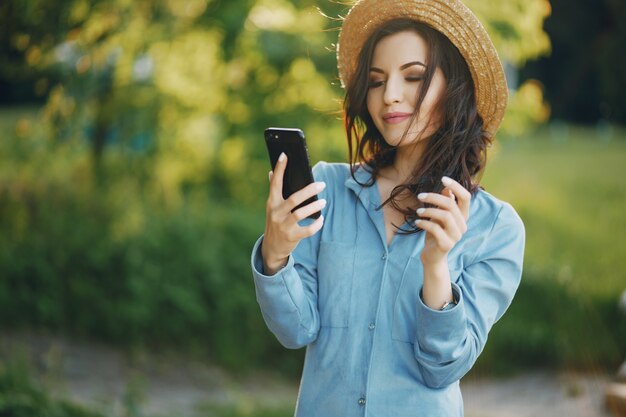 ragazza in un parco