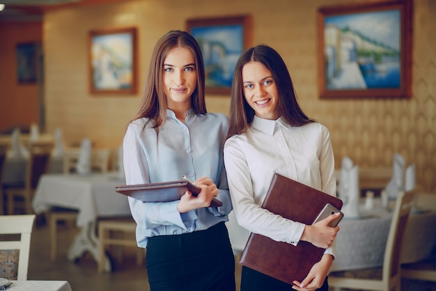 Ragazza in un ristorante