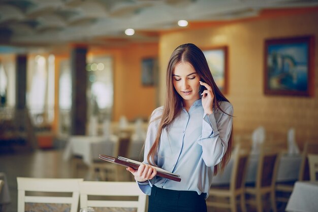 Ragazza in un ristorante