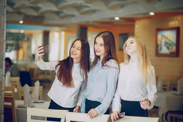 Ragazza in un ristorante