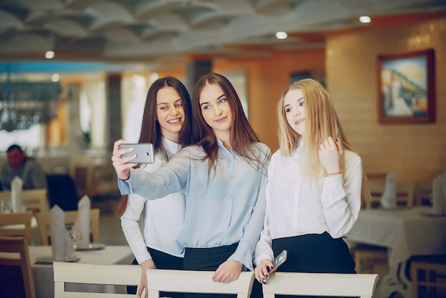 Ragazza in un ristorante