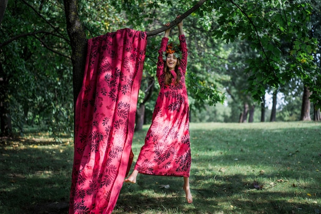 ragazza in un vestito di lino. con una corona di fiori in testa.