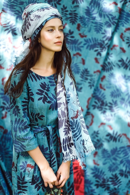 ragazza in un vestito di lino. con una corona di fiori in testa.