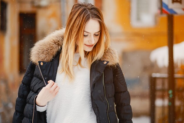 Ragazza in una città d&#39;inverno