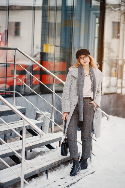 Ragazza in una città d&#39;inverno