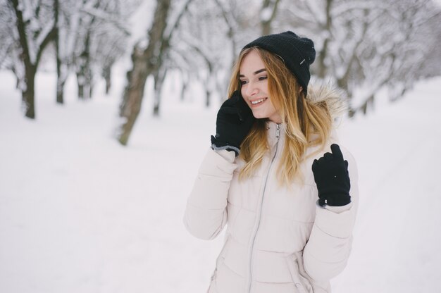 ragazza in una giacca bianca