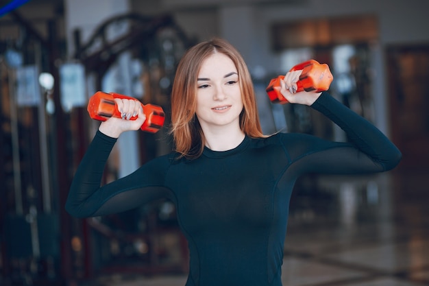 Ragazza in una palestra