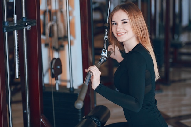 Ragazza in una palestra