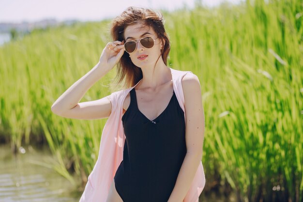 ragazza in una spiaggia