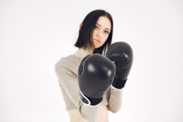 Ragazza in uniforme sportiva. Donna su sfondo bianco. Sportiva con un taglio di capelli corto.