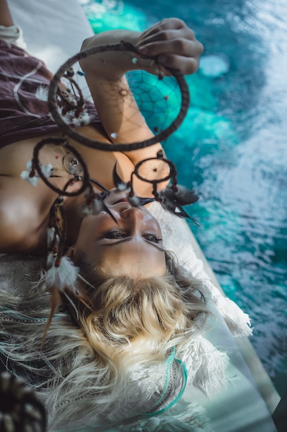 Ragazza indiana a casa Cattura sogni. bella ragazza bionda con acchiappasogni.