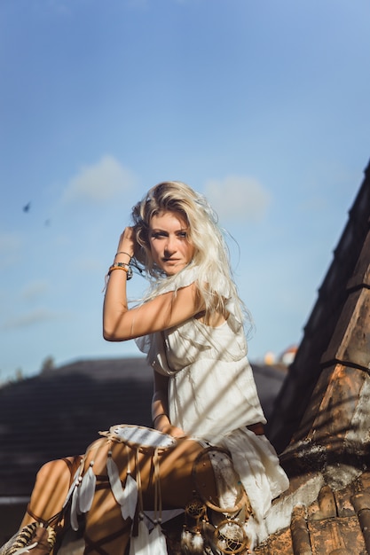 Ragazza indiana sul tetto Cattura sogni. bella ragazza bionda con acchiappasogni.