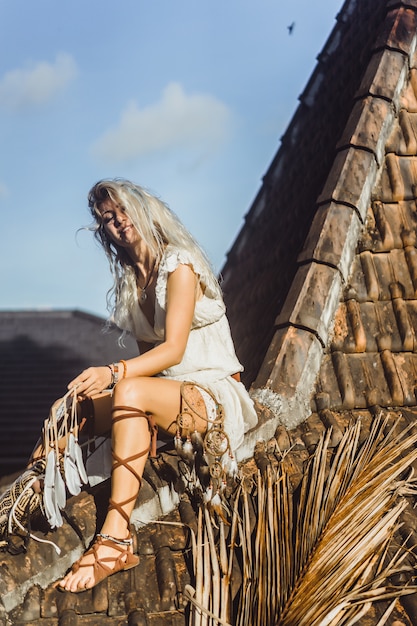 Ragazza indiana sul tetto Cattura sogni. bella ragazza bionda con acchiappasogni.