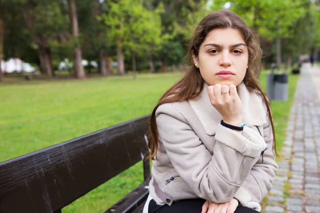 Ragazza latina pensierosa che aspetta qualcuno nel parco