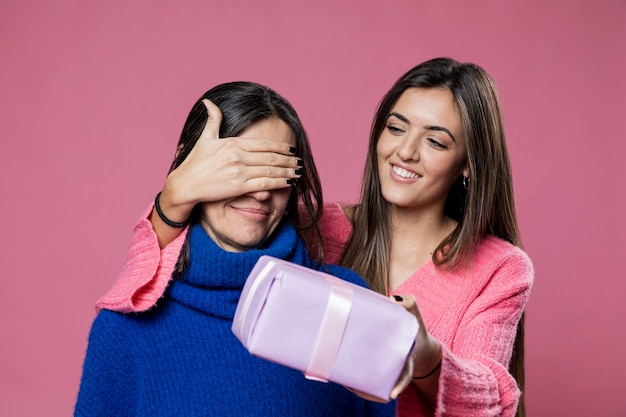 Ragazza madre sorprendente con regalo