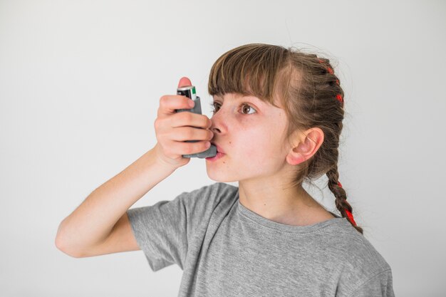 Ragazza malata che usa l&#39;aerosol