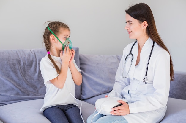 Ragazza malata con maschera