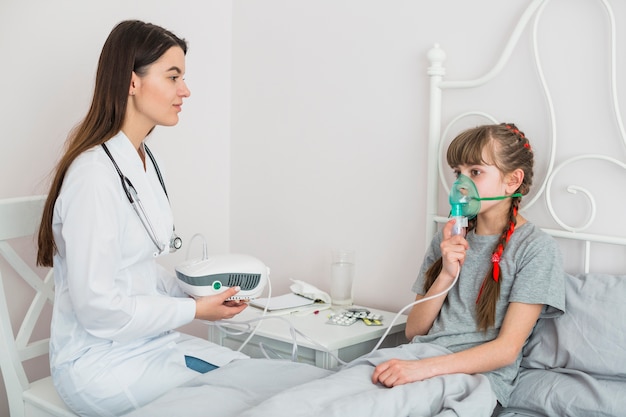 Ragazza malata con maschera