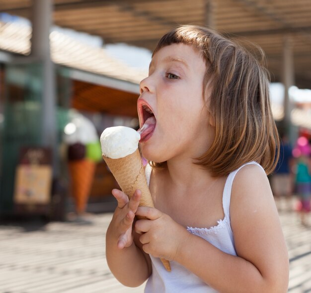 ragazza, mangiare, gelato