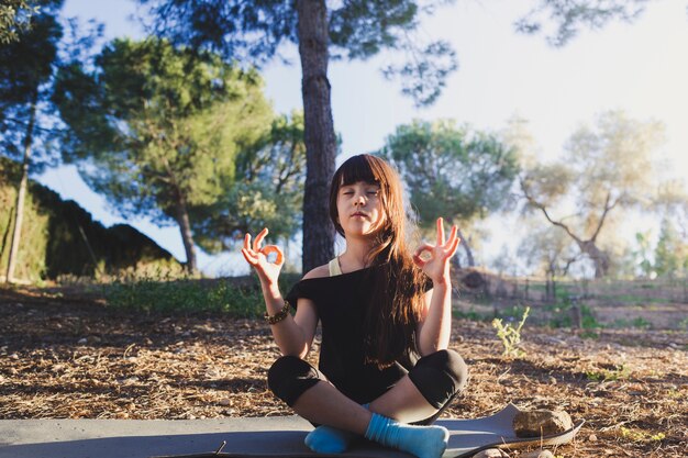 Ragazza meditando nel parco