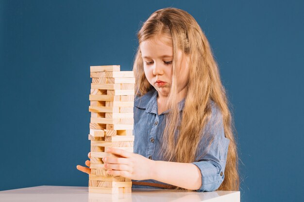 Ragazza messa a fuoco che gioca jenga