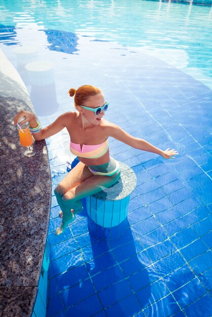 Ragazza nel bar della piscina