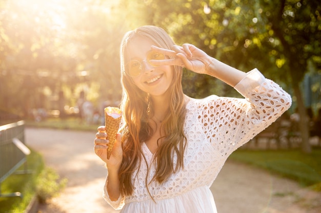 Ragazza nel parco a mangiare il gelato