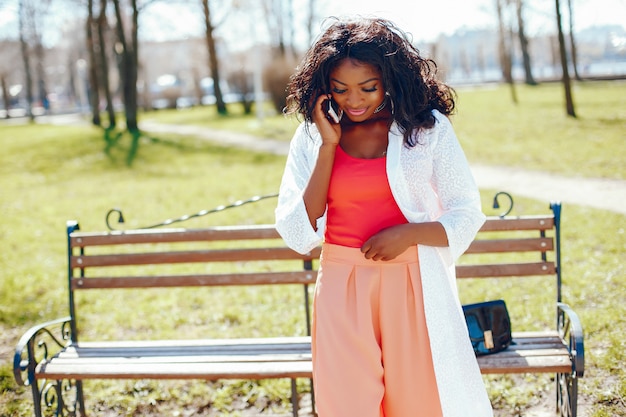 ragazza nera alla moda in un parco