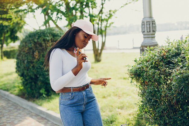 Ragazza nera alla moda