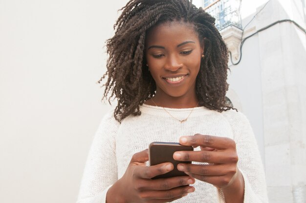 Ragazza nera focalizzata felice in chat online