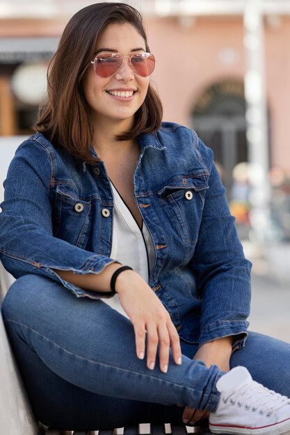 Ragazza paffuta casuale in denim all'aperto