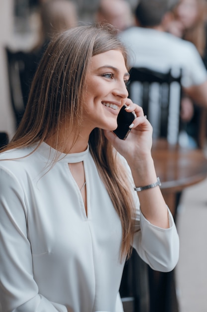 Ragazza parlando al telefono