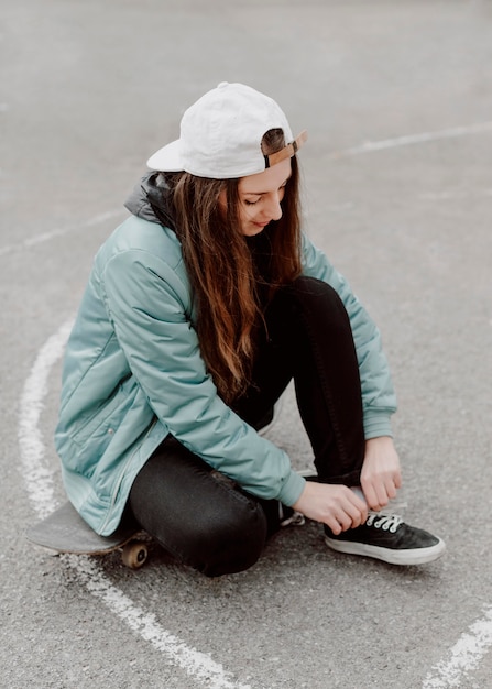 Ragazza pattinatrice nell'alta vista urbana