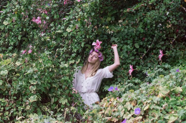 Ragazza Pensive natura godendo