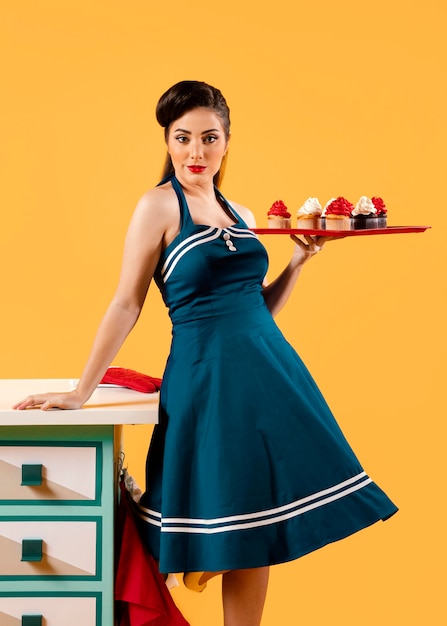 Ragazza pinup retrò in cucina