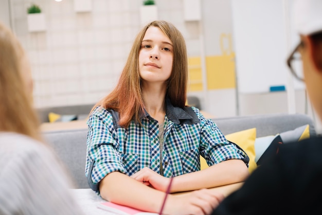 Ragazza posa in aula