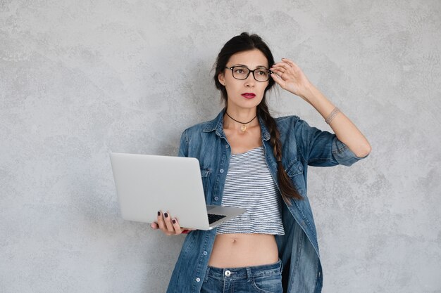 Ragazza premurosa che rimane concentrata