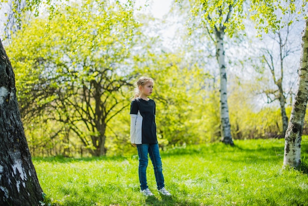 Ragazza preoccupata nel parco