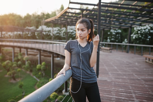 Ragazza Relaxed l&#39;ascolto di musica