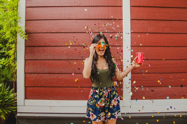 Ragazza ridendo con confetti