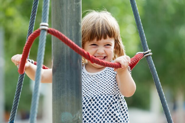 ragazza ridente arrampicata a corde