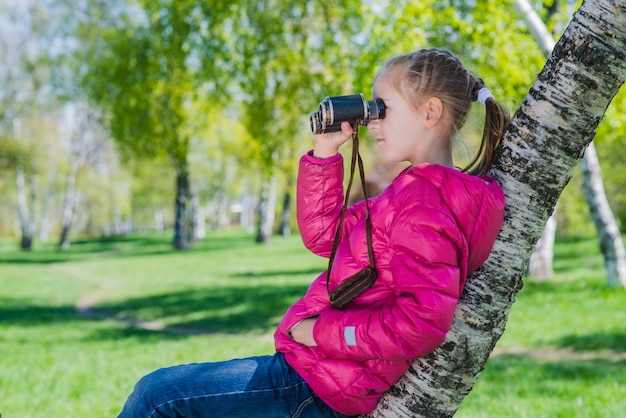 Ragazza rilassata con il binocolo