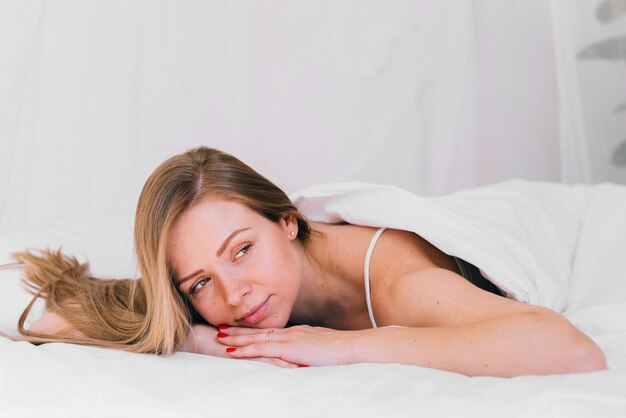 Ragazza rilassata nel letto