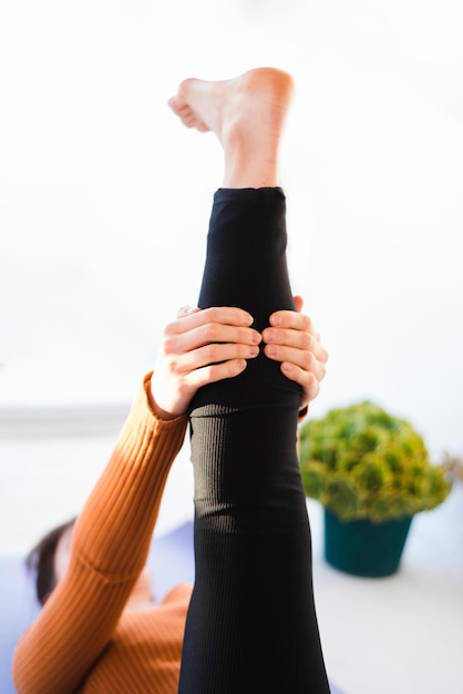 Ragazza rilassata praticare yoga a casa