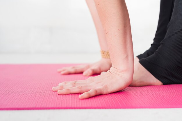 Ragazza rilassata praticare yoga a casa