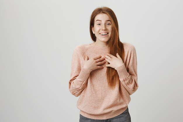 Ragazza rossa carina grata sorpresa che ringrazia per il regalo