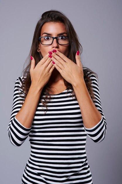 Ragazza scioccata con le mani sulla bocca